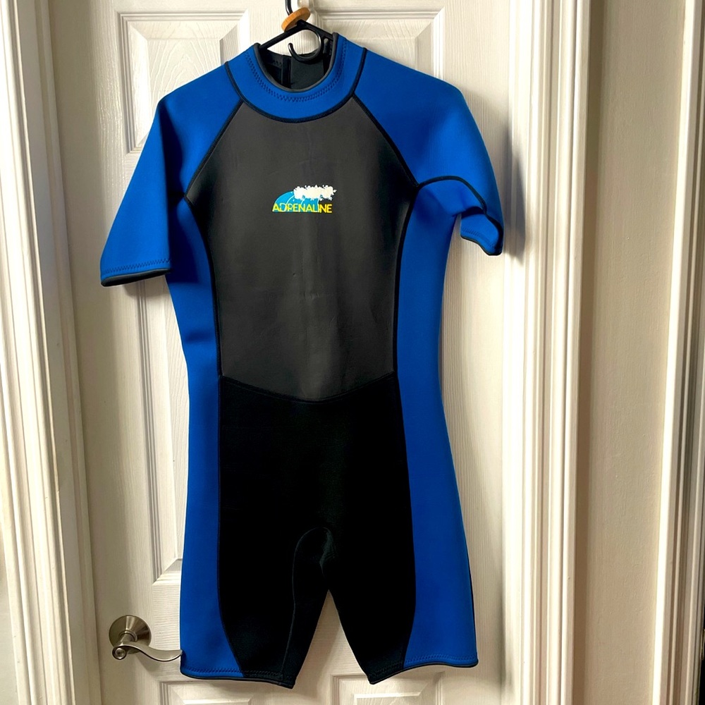 Shorty wetsuit with zipper strap holder
